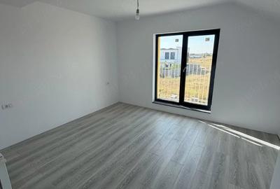 Casă cu 4 camere cu Teren 270 Mp în Moșnița Veche