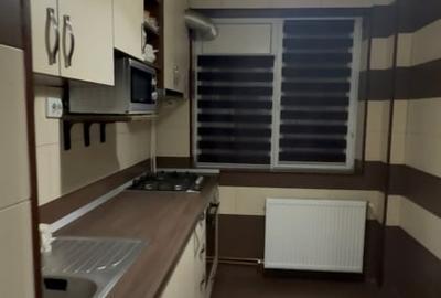Apartament cu 3 camere semidecomandat, mobilat în Micro 17