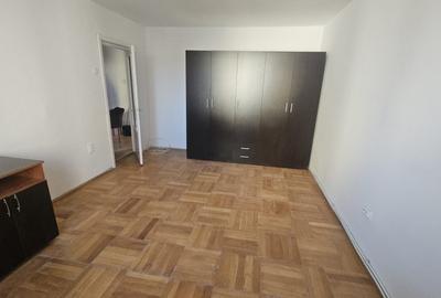Apartament cu 3 camere decomandat în Calea Romanului