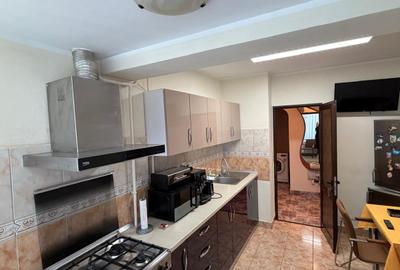 Apartament cu 3 camere decomandat în Mazepa 2