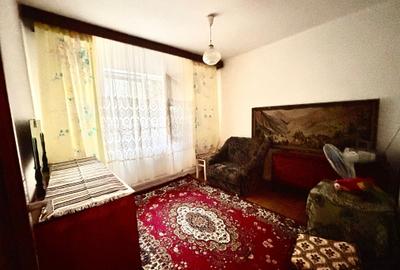 Apartament cu 3 camere decomandat în Lipovei