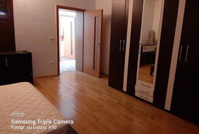 Apartament cu 3 camere decomandat în Medicină