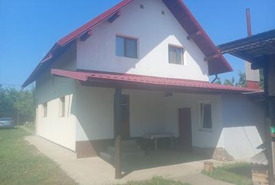 Casă cu 4 camere în Mărgineni