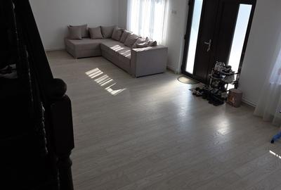 Casă cu 4 camere cu Teren 500 Mp în Central