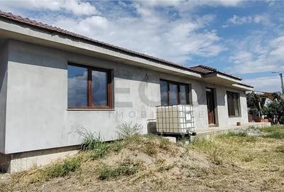 Casă cu 4 camere în Santăul Mic