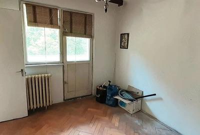 Apartament cu 3 camere semidecomandat în Moroasa 2
