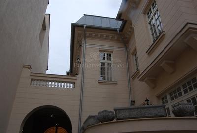 Casă individuală cu 10 camere cu Teren 450 Mp în Central - 1