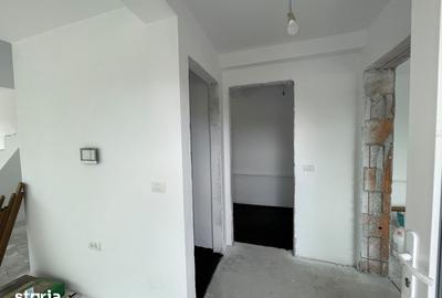Casă cu 5 camere cu Teren 330 Mp în Plopi