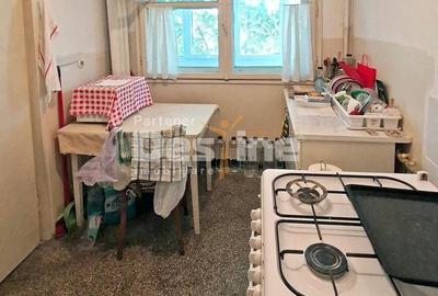 Apartament cu 3 camere semidecomandat în Giulești