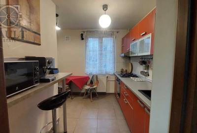 Apartament cu 3 camere semidecomandat, mobilat în Rahova