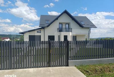 Casă cu 4 camere cu Teren 1000 Mp în Dărmănești