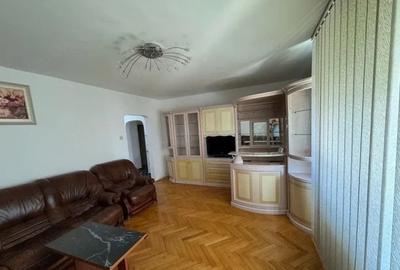 Apartament cu 3 camere decomandat, mobilat în Berceni