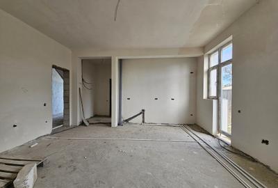 Apartament cu 2 camere semidecomandat în Km 5 - 5