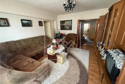 Apartament cu 4 camere semidecomandat în Turnișor