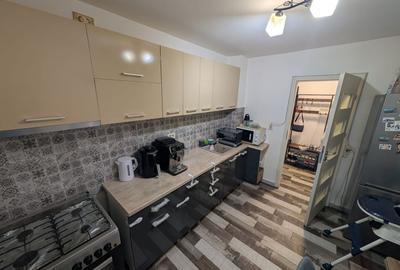Apartament cu 3 camere decomandat, mobilat în Soarelui
