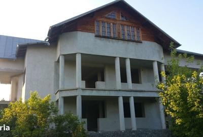 Casă cu 4 camere cu Teren 1950 Mp în Central