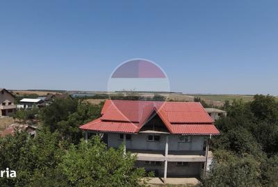 Casă cu 6 camere cu Teren 2600 Mp în Grădinari