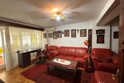 Apartament cu 3 camere decomandat în Sud