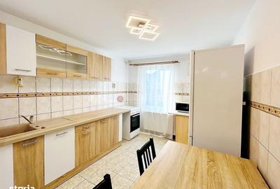 Apartament cu 3 camere decomandat în Tractorul
