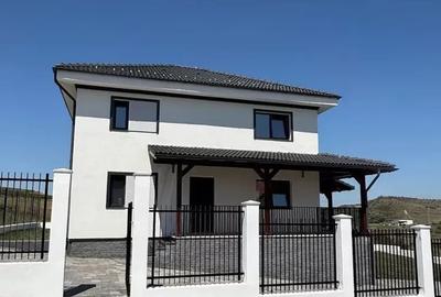 Casă cu 4 camere în Chinteni