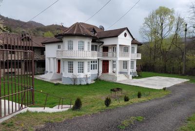 Casă individuală cu 7 camere cu Canalizare în Central - 3