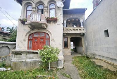 Apartament cu 4 camere semidecomandat în Central - 1