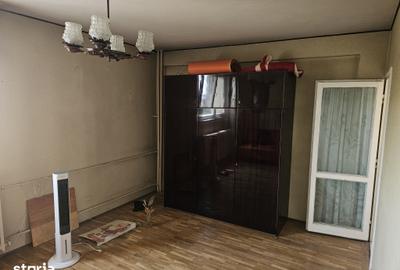 Garsonieră decomandată în Tei