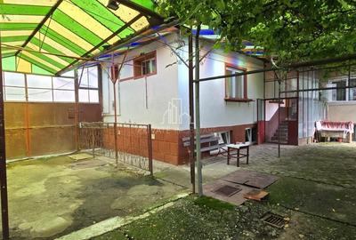 Casă individuală cu 2 camere cu Canalizare în Est