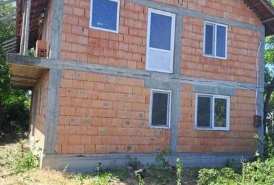 Casă cu 4 camere în Urzica Mare