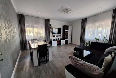 Apartament cu 3 camere decomandat, mobilat în Cornitoiu