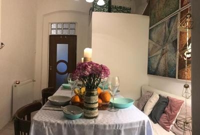 Casă cu 2 camere decomandat în Central