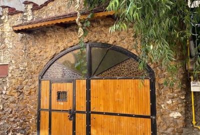 Casă cu 9 camere cu Teren 125 Mp în Centrul Istoric