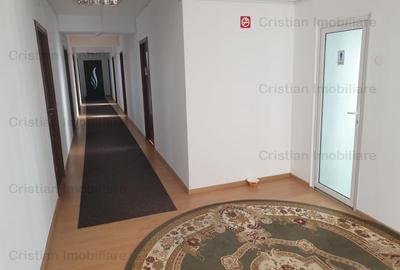 Spațiu comercial, de 1,000 mp, în Central
