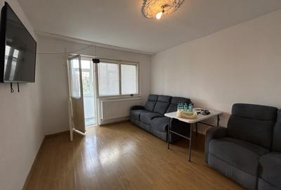 Apartament cu 3 camere decomandat, mobilat în Casa de Cultură