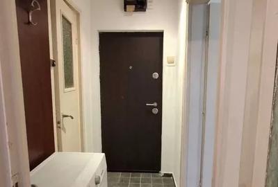 Apartament cu 2 camere semidecomandat, mobilat în Apărătorii Patriei