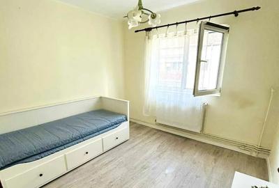 Apartament cu 3 camere semidecomandat în Complex Studențesc