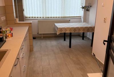 Apartament cu 2 camere decomandat în Tractorul
