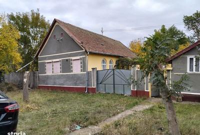 Casă cu 4 camere cu Teren 1611 Mp în Apateu - 1