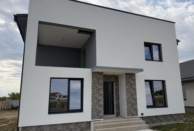Casă cu 4 camere în Priseaca