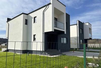 Casă cu 4 camere cu Teren 470 Mp în Micești
