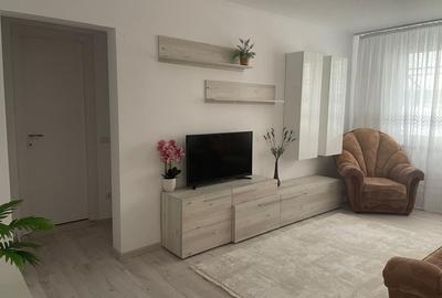 Apartament cu 3 camere semidecomandat în Berceni