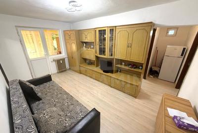 Apartament cu 3 camere semidecomandat în Craiovița Nouă