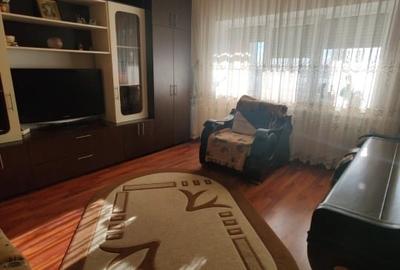 Apartament cu 3 camere decomandat, mobilat în Micro 4