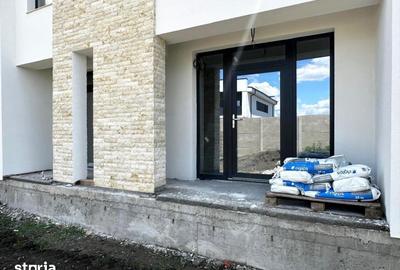 Casă cu 4 camere cu Canalizare în Moșnița Nouă
