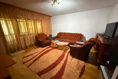 Apartament cu 3 camere decomandat, mobilat în Central