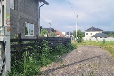 Teren de 400 mp, în Zăvoi