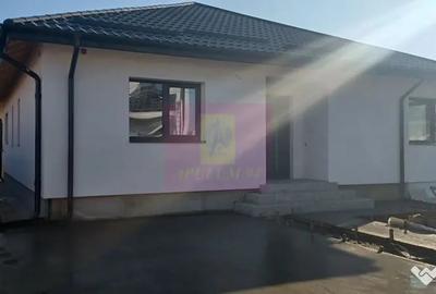 Casă cu 4 camere cu Teren 478 Mp în Săbăreni
