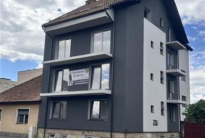 Apartament cu 3 camere decomandat în Tractorul