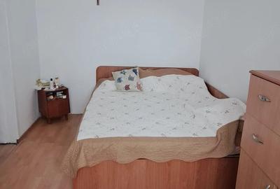 Apartament cu 3 camere semidecomandat în Rahova