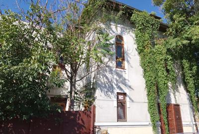 Casă individuală cu 8 camere cu Teren 260 Mp în Ultracentral